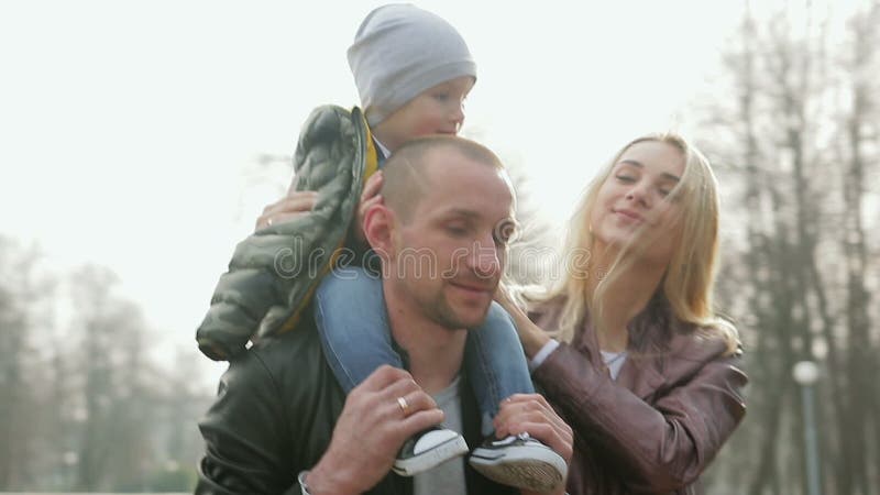 Caminhada da família no parque