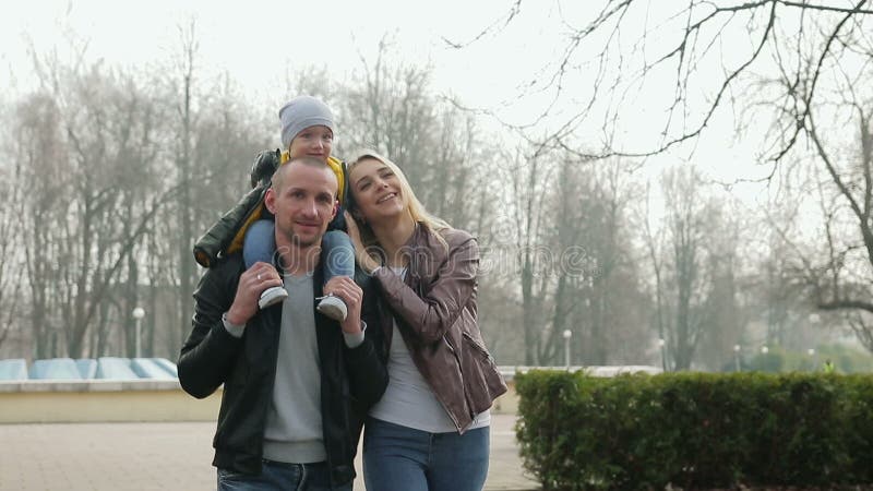 Caminhada da família no parque