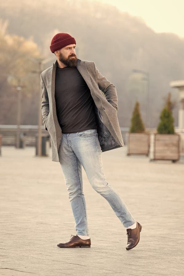 Refreshing Walk. Hipster Outfit and Hat Accessory. Stylish Casual Outfit  Spring Season Imagem de Stock - Imagem de fundo, cara: 155362007