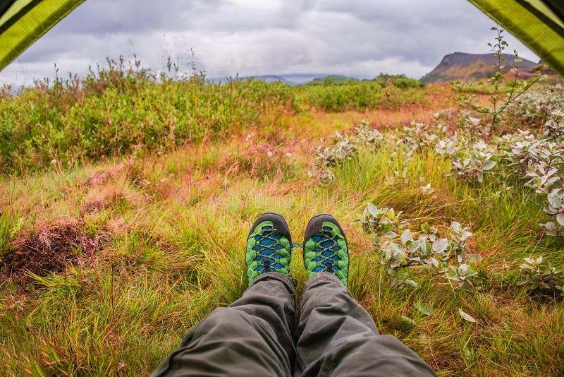 Caminhando botas, barraca e a tundra vulcânica no por do sol em Islândia fotos de stock Caminhando botas, barraca e a tundra vulcânica no por do sol em Islândia fotos de stock