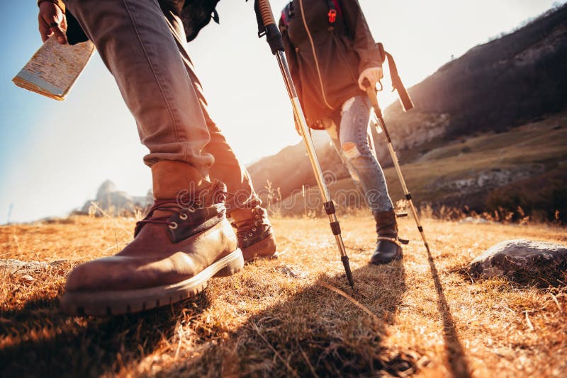 Caminhando o homem e a mulher com as botas trekking na fuga foto de stock royalty free Caminhando o homem e a mulher com as botas trekking na fuga foto de stock royalty free