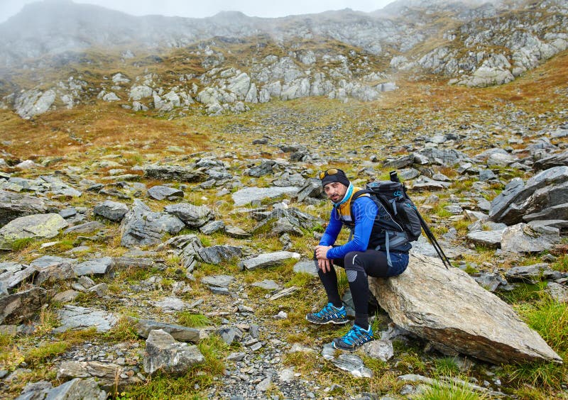 Caminhante com a trouxa que tem uma ruptura imagem de stock royalty free