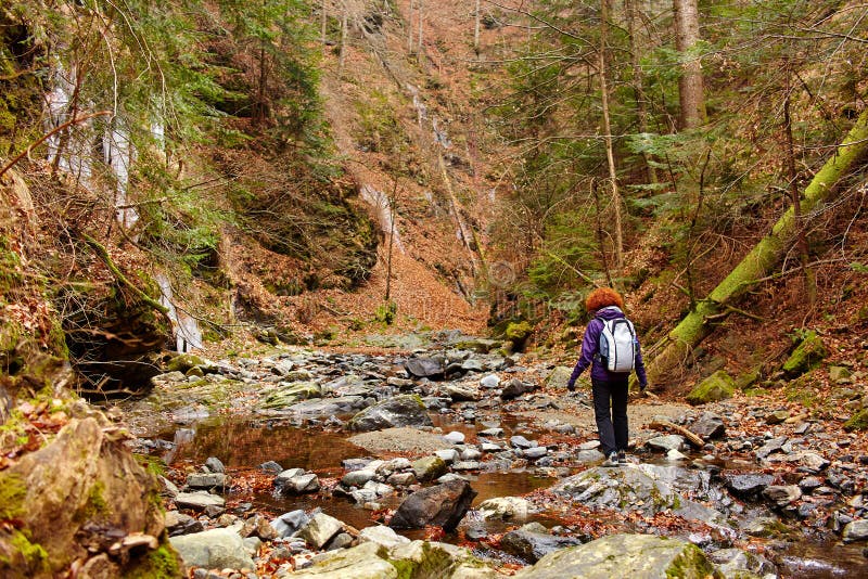 Caminhante da mulher com trouxa fotos de stock royalty free