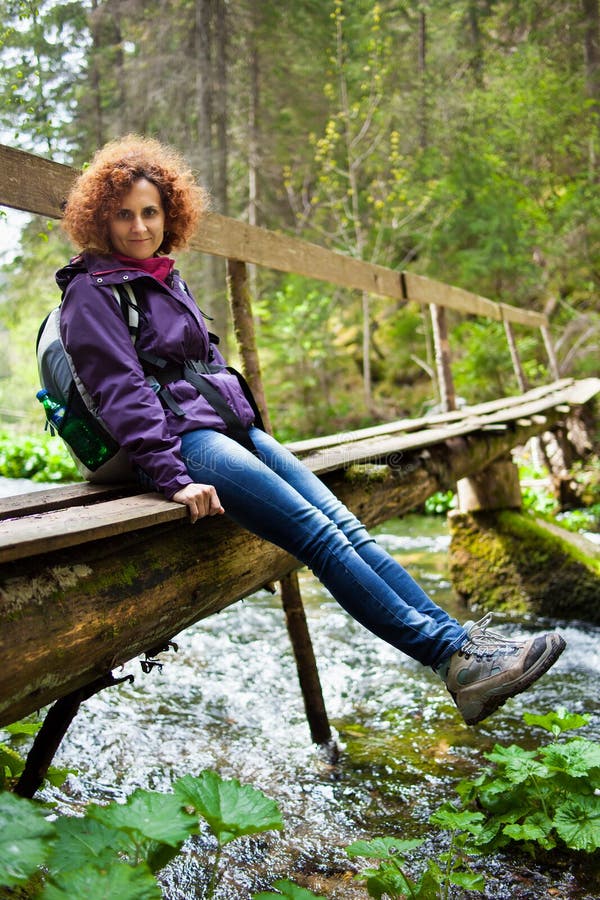 Caminhante da mulher com trouxa imagens de stock royalty free