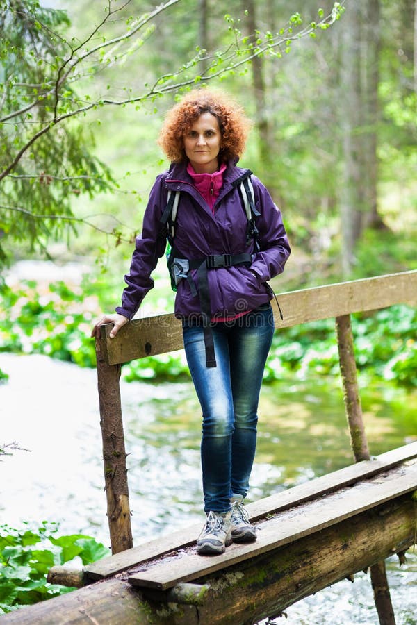 Caminhante da mulher com trouxa imagens de stock