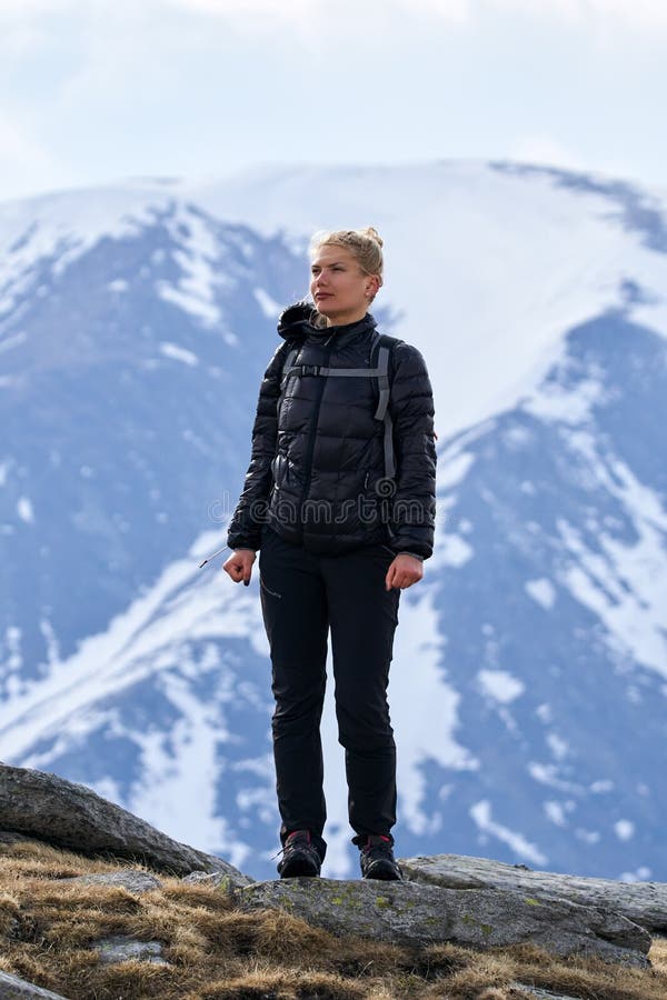 Caminhante da mulher com a trouxa nas montanhas fotografia de stock