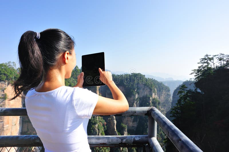 Caminhante da mulher no pico de montanha zhangjiajie fotografia de stock Caminhante da mulher no pico de montanha zhangjiajie fotografia de stock