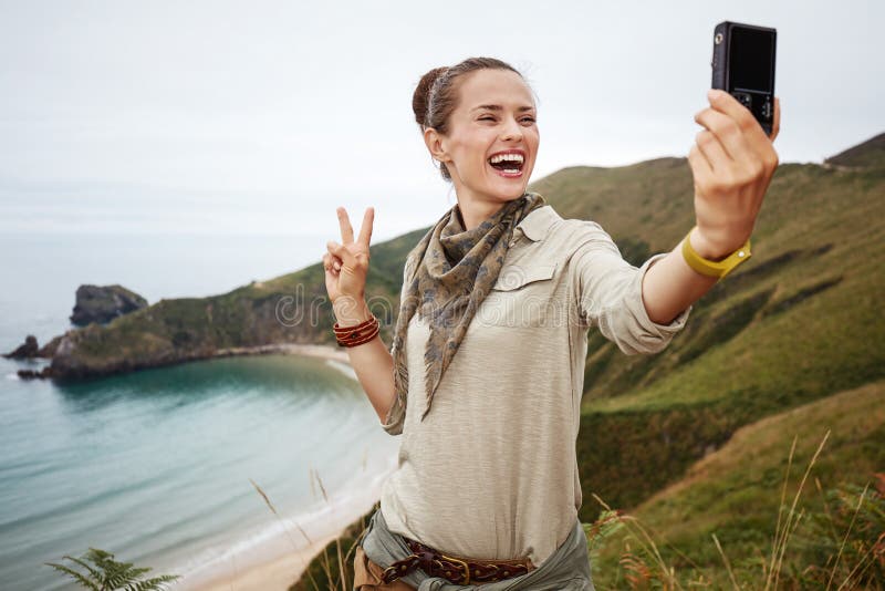 Caminhante da mulher que toma o selfie com câmara digital e que mostra o vencedor fotos de stock Caminhante da mulher que toma o selfie com câmara digital e que mostra o vencedor fotos de stock