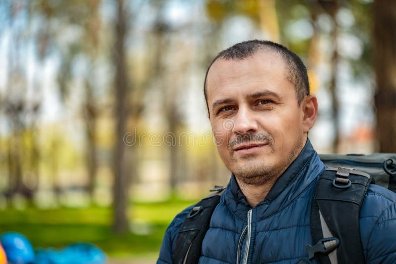 Caminhante exterior com trouxa fotos de stock royalty free