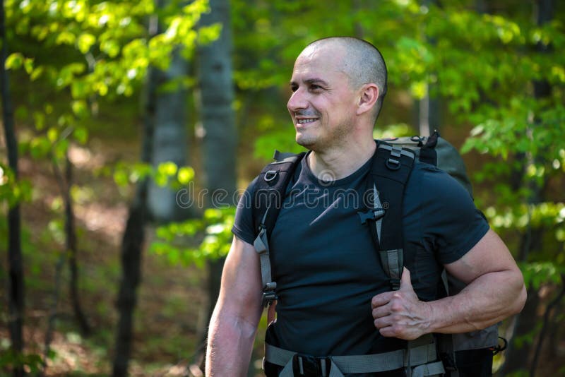 Caminhante feliz com trouxa fotos de stock royalty free