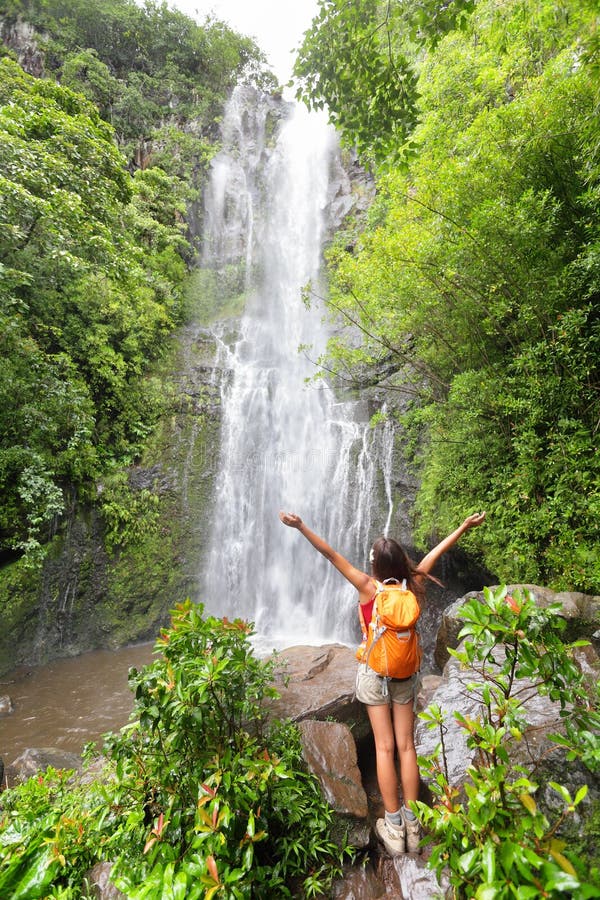 Caminhante feliz - turistas de Havaí que caminham pela cachoeira imagem de stock Caminhante feliz - turistas de Havaí que caminham pela cachoeira imagem de stock
