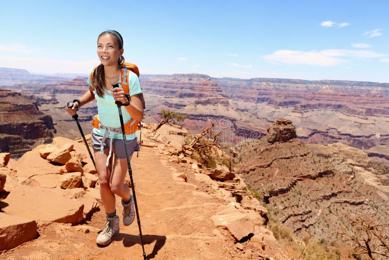 Caminhante fêmea de sorriso que anda em Grand Canyon fotos de stock Caminhante fêmea de sorriso que anda em Grand Canyon fotos de stock