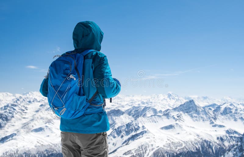 Caminhante que olha a montanha nevado foto de stock Caminhante que olha a montanha nevado foto de stock