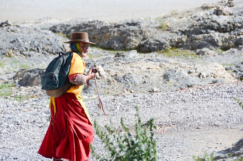 Caminhantes idosos em Tibet fotografia de stock Caminhantes idosos em Tibet fotografia de stock
