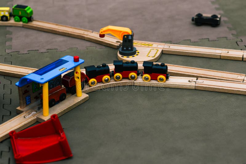 Trem De Brinquedo Com Fumaça Movendo-se No Modelo Ferroviário. Foto de  Stock - Imagem de frete, preto: 253724298