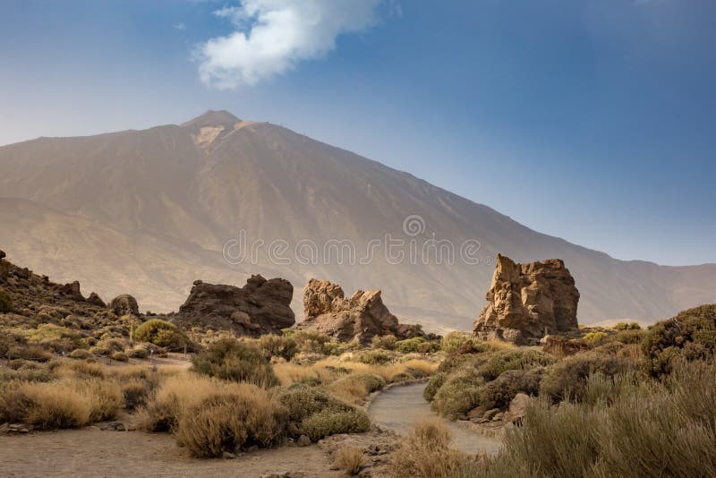 Caminho de caminhada no Parque Nacional de Teide com o Monte Teide em segundo plano, Tenerife, Espanha foto de stock royalty free Caminho de caminhada no Parque Nacional de Teide com o Monte Teide em segundo plano, Tenerife, Espanha foto de stock royalty free