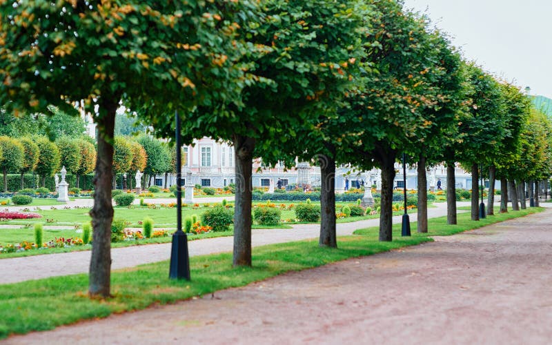 Caminho no parque de Kuskovo em Moscou fotografia de stock Caminho no parque de Kuskovo em Moscou fotografia de stock