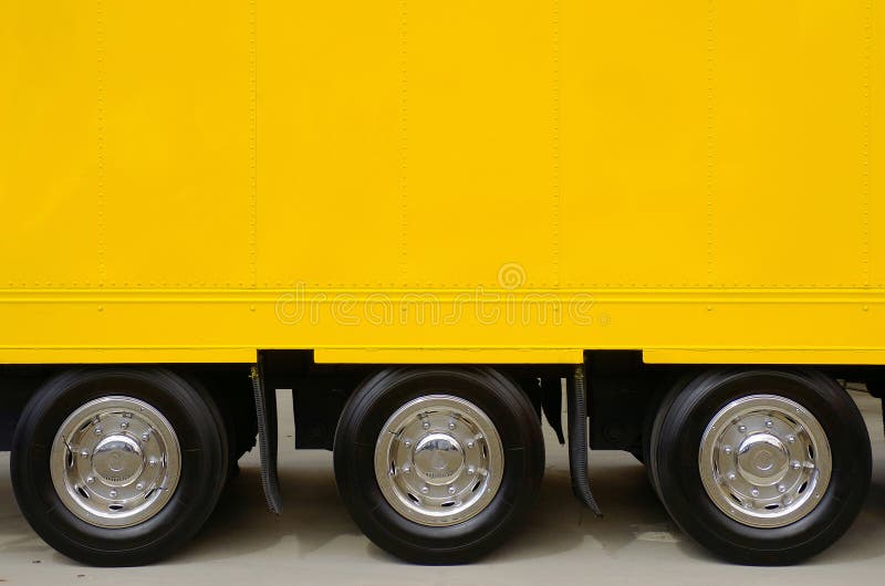 Caminhão amarelo