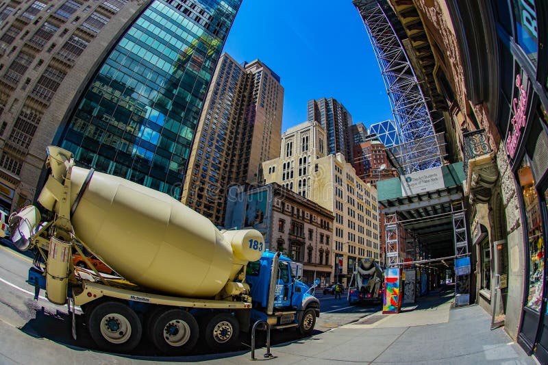 Camião de cimento e edifício fotos de stock