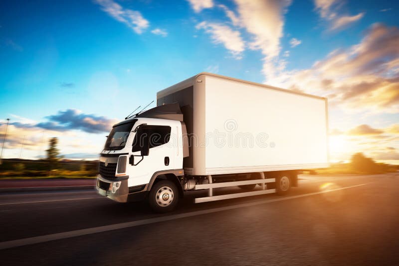 Caminhão de entrega comercial da carga com o reboque branco vazio que conduz na estrada