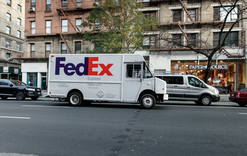 Caminhão Expresso De Fedex Em Manhattan Foto de Stock Editorial