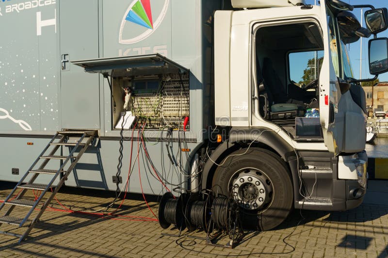 Caminhão de radiodifusão em direto equipado com tecnologia avançada de produção de tv estacionada para instalação imagens de stock royalty free