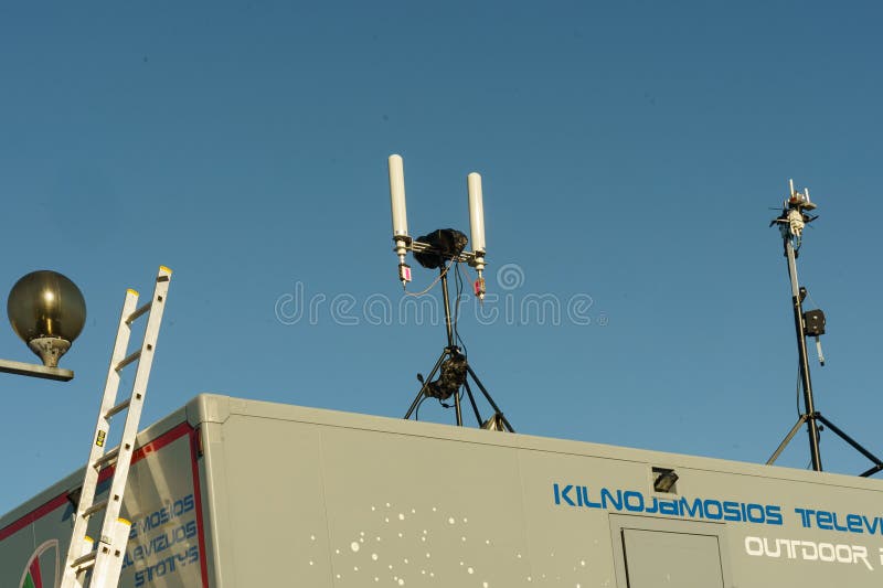 Caminhão de radiodifusão em direto equipado com tecnologia avançada de produção de tv estacionada para instalação fotografia de stock