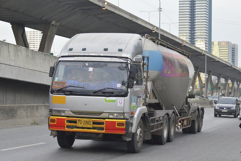 Caminhão do cimento de TLL logístico imagens de stock royalty free