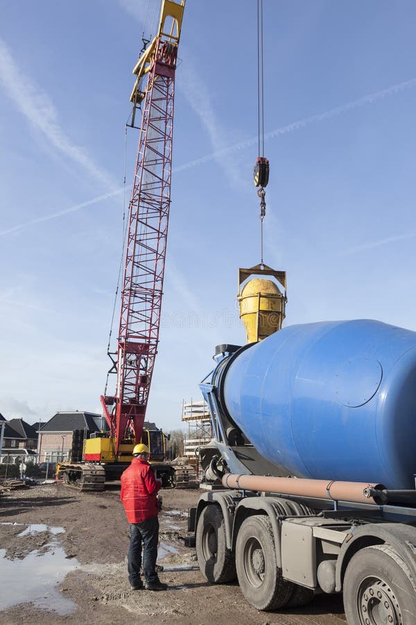 Caminhão do cimento que descarrega no local do constyruction fotos de stock royalty free