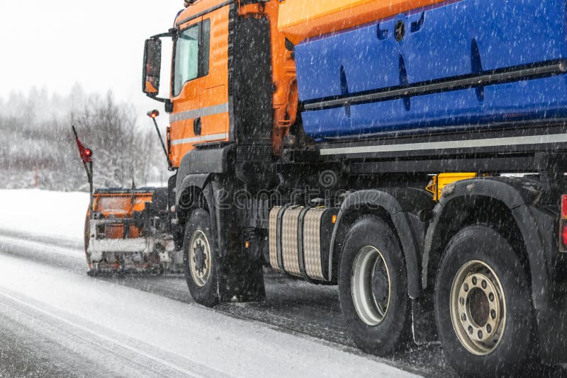Caminhão do Snowplow que remove a neve suja da rua ou da estrada da cidade após quedas de neve pesadas Situação da estrada do trá fotografia de stock Caminhão do Snowplow que remove a neve suja da rua ou da estrada da cidade após quedas de neve pesadas Situação da estrada do trá fotografia de stock