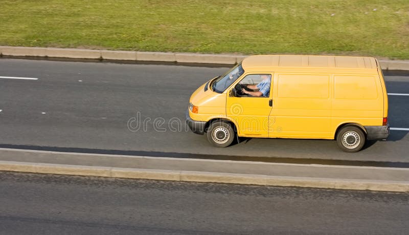 Caminhão em branco amarelo da camionete de entrega