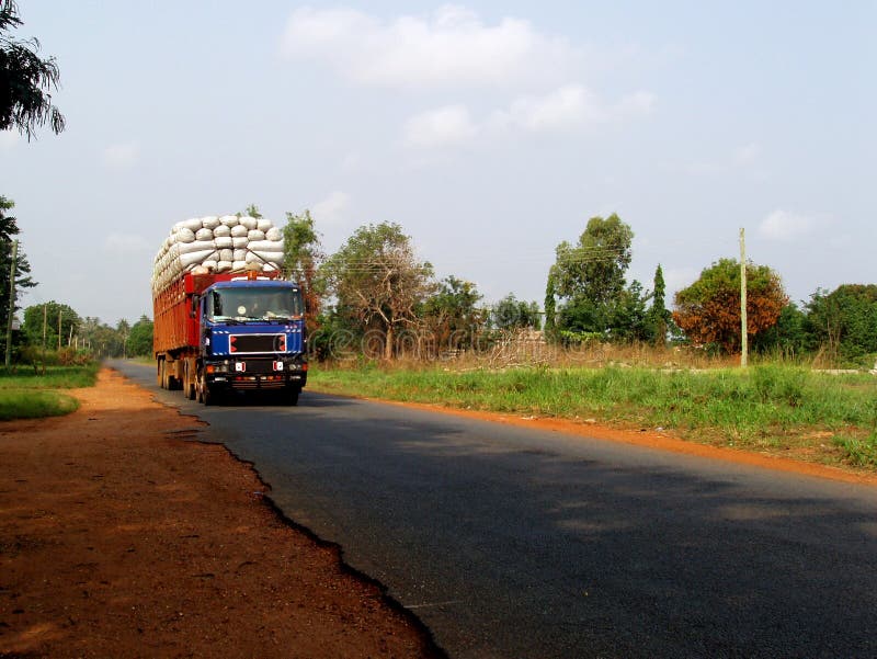 Caminhão grande com ajuda humanitária