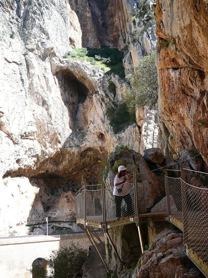 Caminito del Rey - Gang door kloof royalty-vrije stock foto Caminito del Rey - Gang door kloof royalty-vrije stock foto