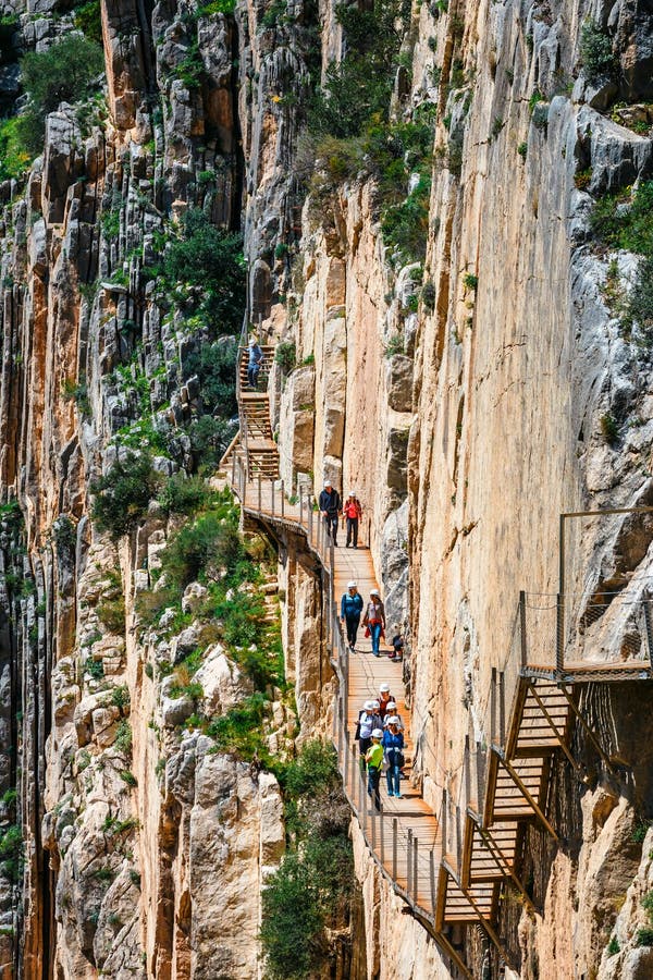 Caminito del Rey, Spanje, 04 April, 2018: Koninklijke die Sleep ook als Gr Caminito Del Rey wordt bekend - bergweg langs steile h stock foto Caminito del Rey, Spanje, 04 April, 2018: Koninklijke die Sleep ook als Gr Caminito Del Rey wordt bekend - bergweg langs steile h stock foto