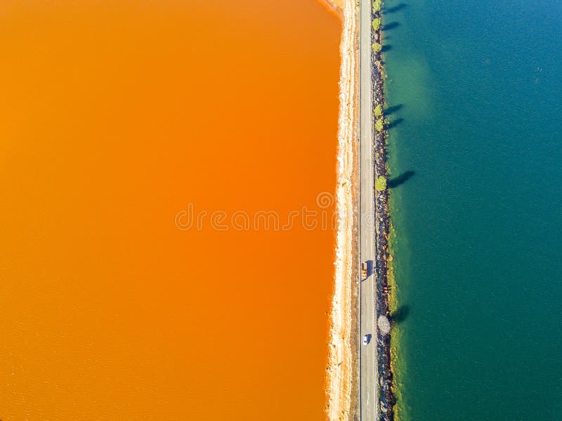 Camino asombroso entre crear anaranjado y azul de los lagos minimalistic imagenes de archivo Camino asombroso entre crear anaranjado y azul de los lagos minimalistic imagenes de archivo