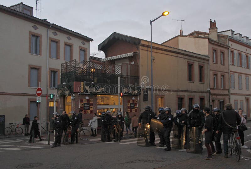 Camino bloqueado policía antidisturbios para la demostración amarilla de los chalecos fotos de archivo Camino bloqueado policía antidisturbios para la demostración amarilla de los chalecos fotos de archivo