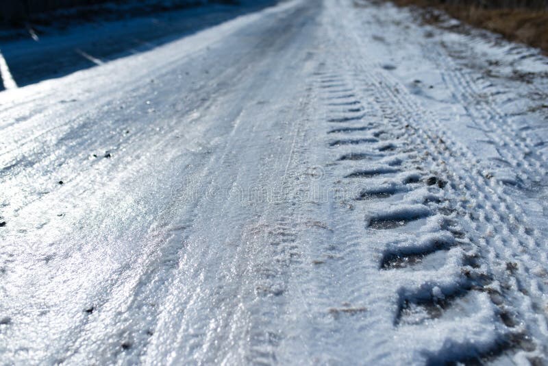 Camino cubierto con el hielo, pistas del coche fotos de archivo libres de regalías Camino cubierto con el hielo, pistas del coche fotos de archivo libres de regalías