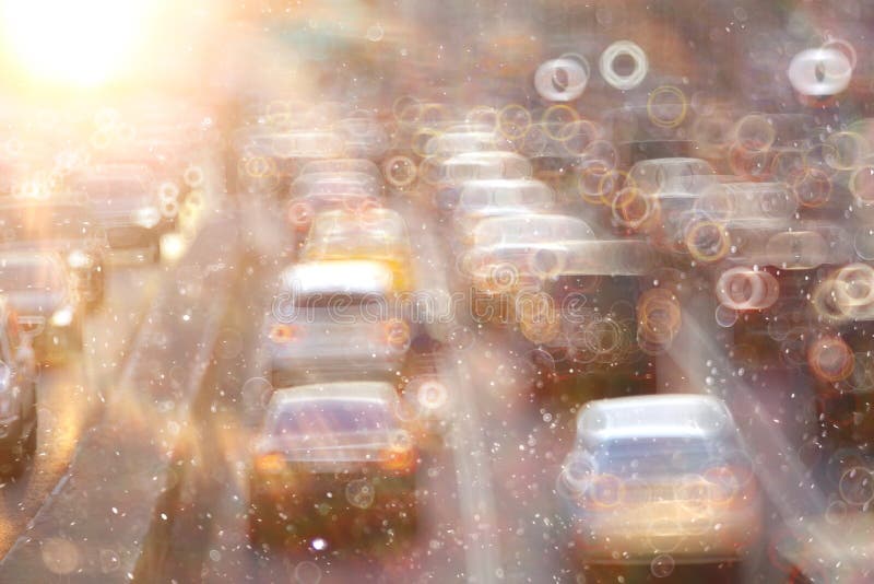 Camino de ciudad con los coches de la falta de definición de movimiento imágenes de archivo libres de regalías Camino de ciudad con los coches de la falta de definición de movimiento imágenes de archivo libres de regalías