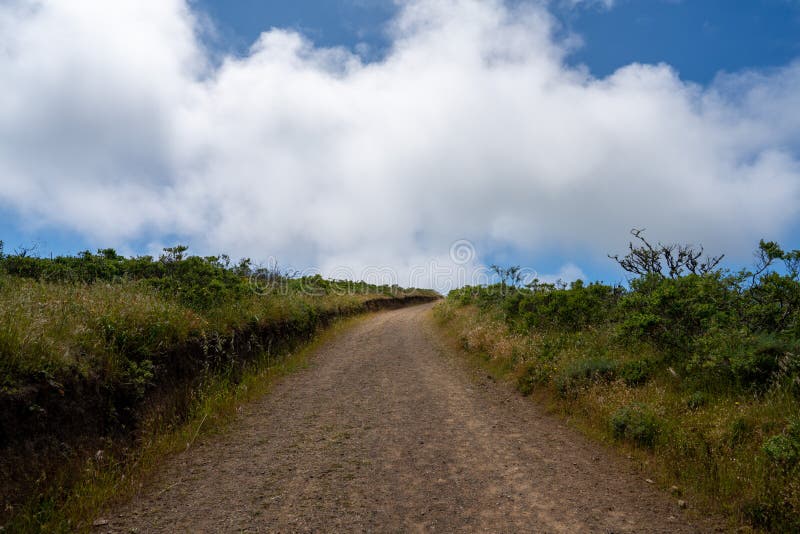 Camino de enrrollamiento del rastro de la suciedad que entra horizonte con las nubes en naturaleza fotos de archivo Camino de enrrollamiento del rastro de la suciedad que entra horizonte con las nubes en naturaleza fotos de archivo