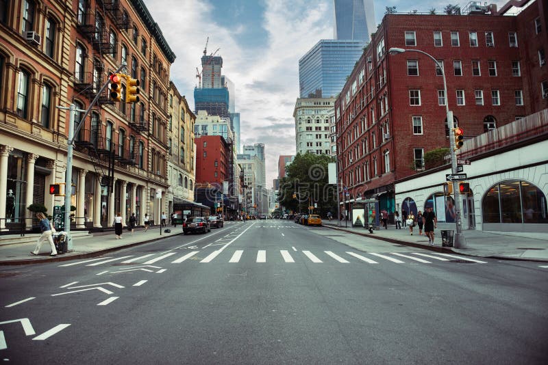 Camino de la calle de New York City en Manhattan en el tiempo de verano Fondo grande urbano del concepto de la vida de ciudad