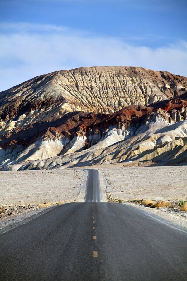 Camino de la montaña del desierto - Death Valley CA