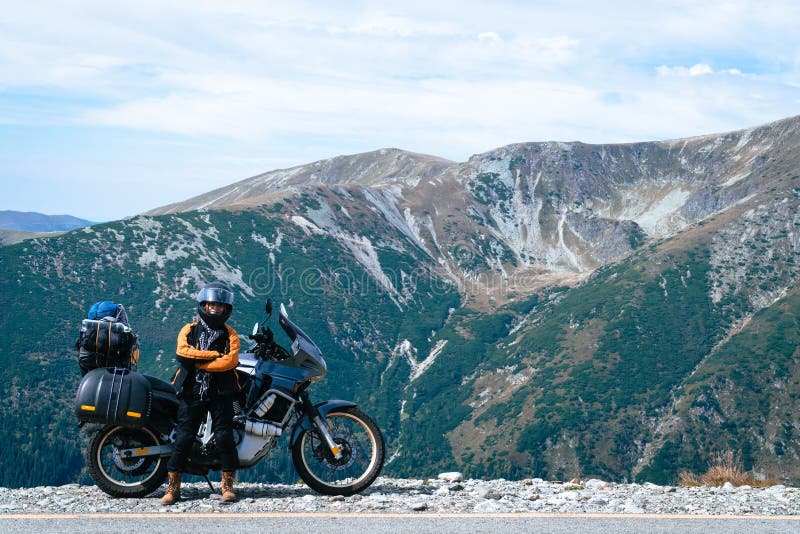 Camino de la montaña del top del motorista de la mujer y de la motocicleta del adveture Viaje, vacaciones en Europa, manera del m foto de archivo Camino de la montaña del top del motorista de la mujer y de la motocicleta del adveture Viaje, vacaciones en Europa, manera del m foto de archivo