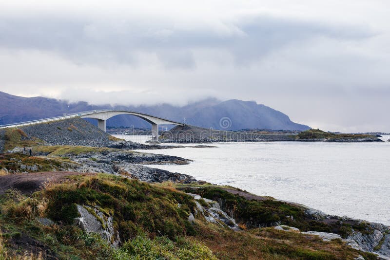 Camino de Océano Atlántico, Averøy, Noruega, 10/8/2017, ilusión óptica imágenes de archivo libres de regalías Camino de Océano Atlántico, Averøy, Noruega, 10/8/2017, ilusión óptica imágenes de archivo libres de regalías