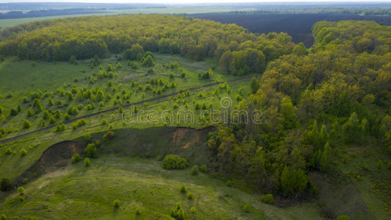Camino de tierra a través de los prados, bosques, campos de una vista panorámica, con un quadrocopter imágenes de archivo libres de regalías Camino de tierra a través de los prados, bosques, campos de una vista panorámica, con un quadrocopter imágenes de archivo libres de regalías