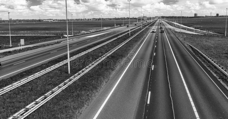 Camino de un estado a otro en campo abierto con el coche azul que acelera fotos de archivo libres de regalías Camino de un estado a otro en campo abierto con el coche azul que acelera fotos de archivo libres de regalías