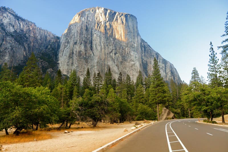 Camino del EL Capitan a través del parque nacional los E.E.U.U. de Yosemite