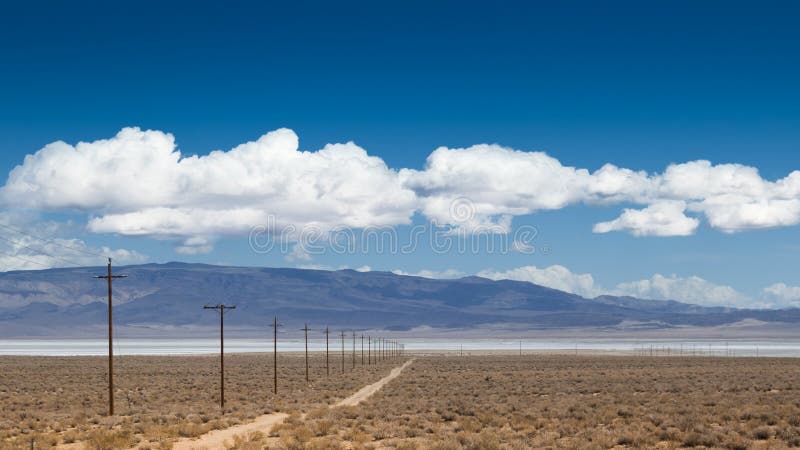 Camino Del Polvo Con Los Polos De Poder a Un Lado Foto de archivo - Imagen secado, polvoriento: 31465784