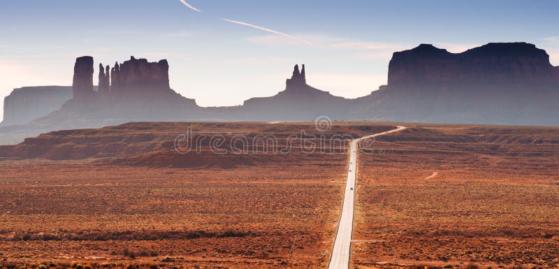 Rusland climax Piepen Camino En El Desierto De Utah Con Las Mesetas, Las Motas O Los Mesas De La  Montaña Imagen de archivo - Imagen de alejado, azul: 116828229