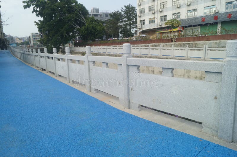 Camino paisajístico y edificio de barandillas en xixiang, Shenzhen imagenes de archivo Camino paisajístico y edificio de barandillas en xixiang, Shenzhen imagenes de archivo