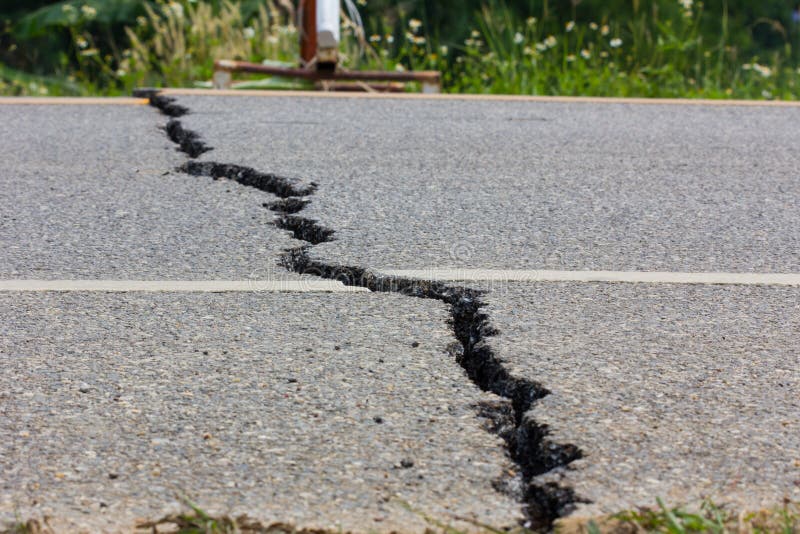 Camino quebrado por un terremoto en Chiang Rai, Tailandia